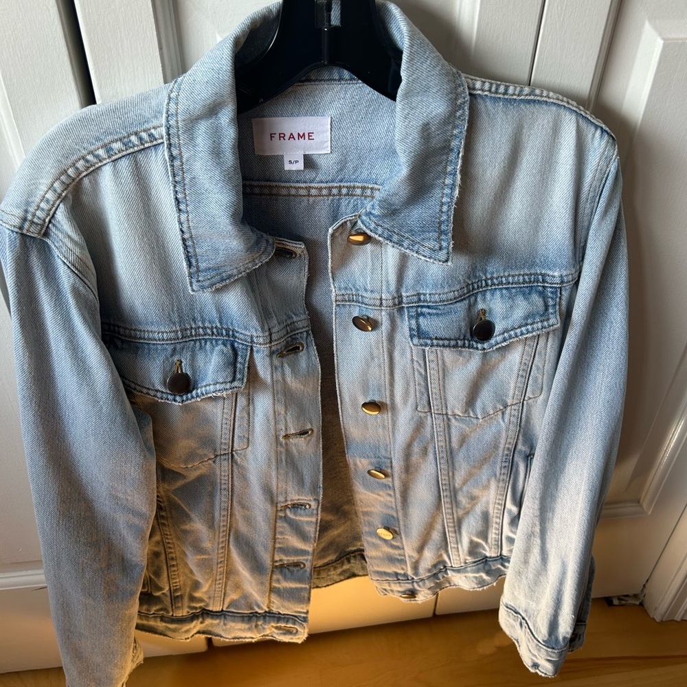 Frame denim boxer jacket in excellent condition light blue color